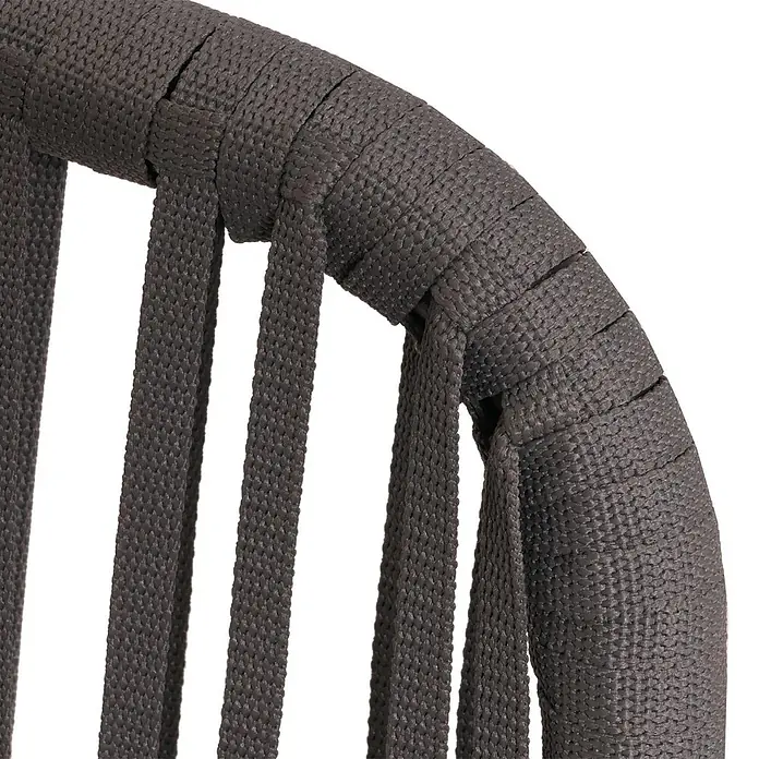 Gartengarnitur | Tisch+6xStuhl | wetterfest Alu 180x80cm | Seilgeflecht Rope | Anthrazit | Kissen Grau -  - Nahaufnahme von dunkelgrauen geflochtenen Gurten an einem gekrümmten Möbelstück.