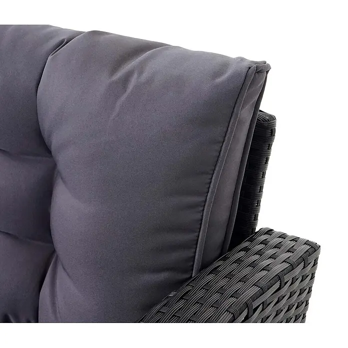 Mendler Loungemöbel-Set HWC-A29 - 4 -tlg., Polyrattan, Kissen dunkelgrau, mit 2x Hocker, Schwarz, dunkelgrau - Dunkelgraues gepolstertes Kissen auf einem schwarzen Outdoor-Rattanstuhl.
