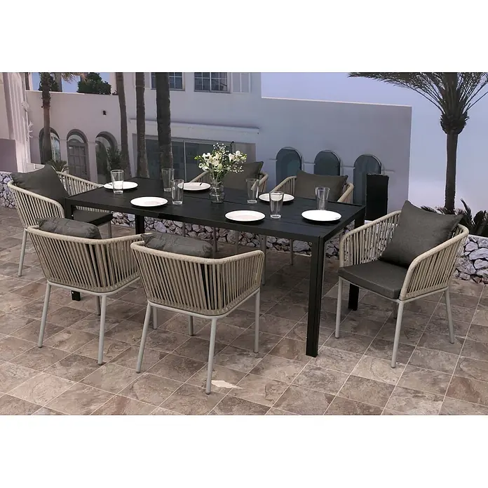 Gartengarnitur | Tisch+6xStuhl | wetterfest Alu 180x80cm | Seilgeflecht Rope | Grau | Kissen Dunkelgrau -  - Outdoor-Essgruppe mit schwarzem Tisch und sechs Stühlen mit beigem Seilgeflecht, grauen Kissen und hellgrauen Metallbeinen.