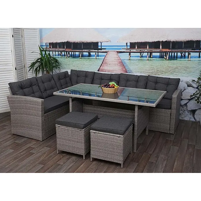 Mendler Loungemöbel-Set HWC-A29 - 5 -tlg., Polyrattan, Grau, Kissen grau + 2x Hocker, Grau - Graue Rattan-Ecksofa-Garnitur mit Glastisch und zwei Hockern, in einem Außenbereich.