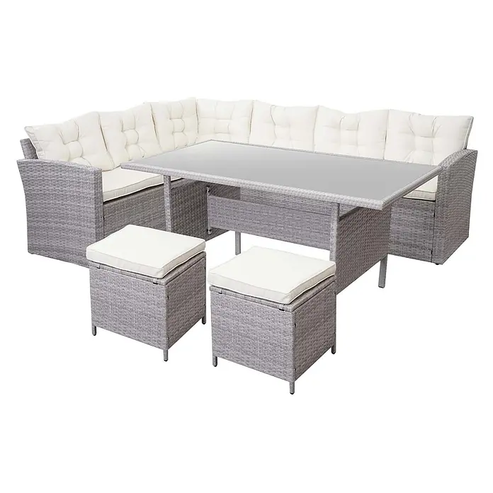 Mendler Loungemöbel-Set HWC-A29 - 5 -tlg., Polyrattan, Hellgrau, Kissen creme + 2x Hocker, Hellgrau - Graues Rattan-Ecksofa-Set mit Glastisch und zwei Hockern, alle mit weißen Kissen.