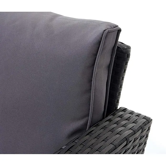 Mendler Loungemöbel-Set HWC-A29 - 2 -tlg., Polyrattan, Kissen dunkelgrau, Schwarz, dunkelgrau - Nahaufnahme eines dunkelgrauen Kissens auf einem schwarzen geflochtenen Korbstuhl.