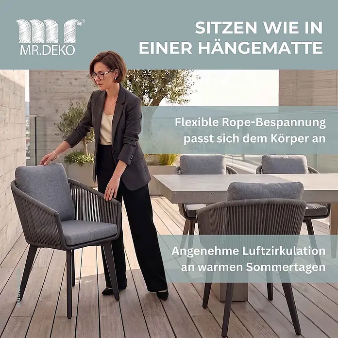 Gartenmöbelset Diningsessel Cadiz mit Tisch Almeria 200 x 90 cm -  - Eine Frau berührt einen modernen Outdoor-Esszimmerstuhl mit dunkelgrauem Seilgeflecht und hellgrauen Kissen auf einer Terrasse, Betonung seines flexiblen Komforts.