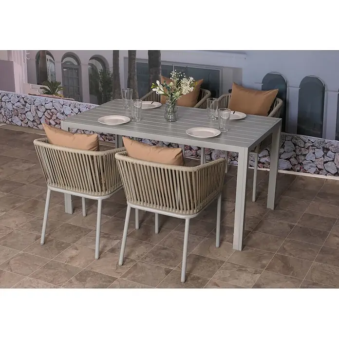 Gartengarnitur | Tisch+4xStuhl | wetterfest Alu 140x80cm | Seilgeflecht Rope | Grau | Kissen Taupe -  - Grauer Lamellen-Esstisch für draußen mit vier beigen Seilstühlen und hellbraunen Kissen auf einer Terrasse.