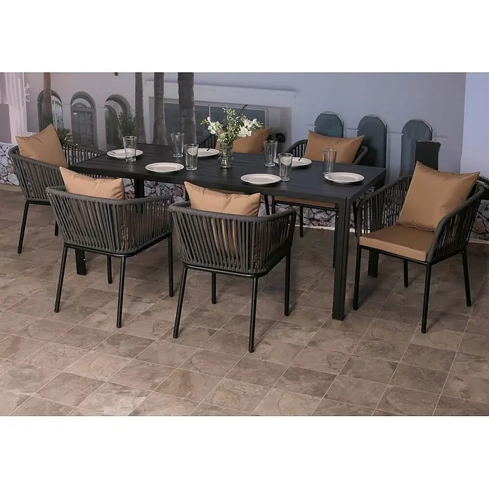 Gartengarnitur | Tisch+6xStuhl | wetterfest Alu 180x80cm | Seilgeflecht Rope | Anthrazit | Kissen Taupe -  - Moderner schwarzer Outdoor-Esstisch mit sechs Stühlen aus dunkelgrauem Seilgeflecht und hellbraunen Kissen, auf Fliesenboden zum Essen gedeckt.