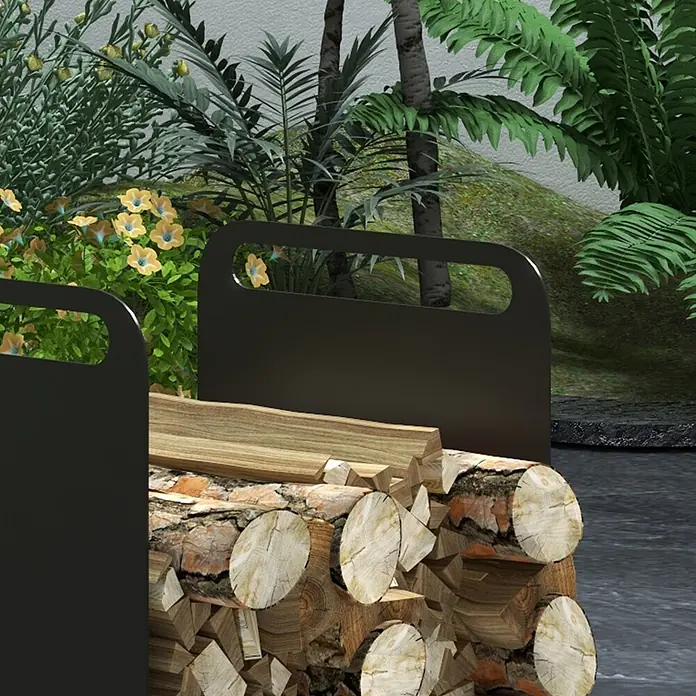 Outsunny Kaminholzregal - Stahl, Schwarz - Schwarzer Metall-Holzständer, gefüllt mit Brennholz, im Freien zwischen Pflanzen und Blumen.