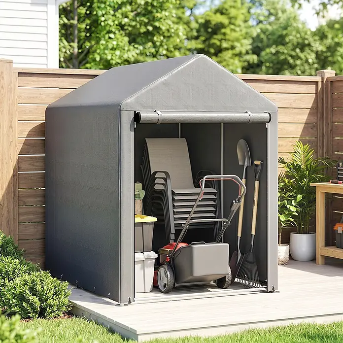 Outsunny-Garagenzelt-120L x 179B x 165H cm -  - Dunkelgrauer Stoff-Gartenschuppen, geöffnet, mit Gartenwerkzeugen und Stühlen auf einer Holzterrasse.