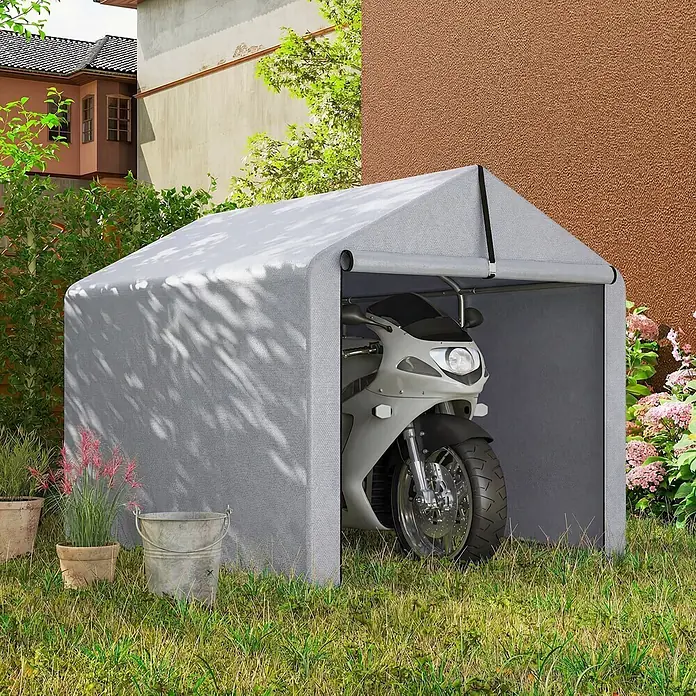 Outsunny Gerätehaus - Außenmaß inkl. Dachüberstand (B x T): 162 x 221,5 cm, Polyester, Hellgrau - Grauer Motorradschuppen aus Stoff im Garten, beherbergt ein weißes Motorrad. Bietet Schutz im Freien.