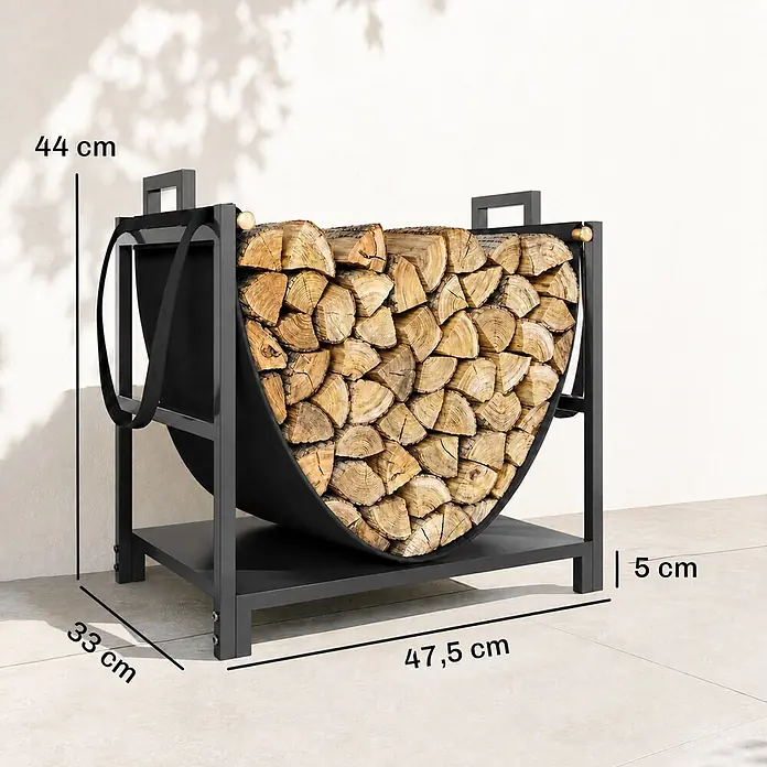 Outsunny Kaminholzregal - Metall, Schwarz - Schwarzer Metall-Brennholzhalter mit schwarzem Stoffkorb, gefüllt mit Holzscheiten.