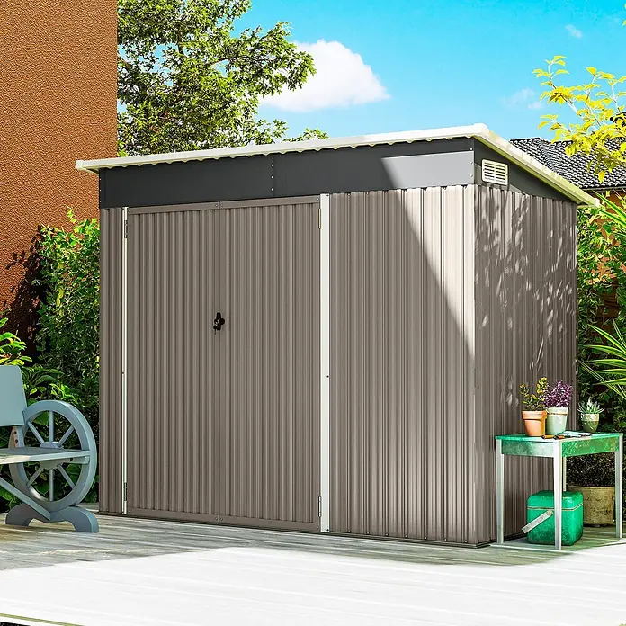 Outsunny Gerätehaus - Außenmaß inkl. Dachüberstand (B x T): 234 x 132 cm, Stahl, Hellgrau - Ein braun-grauer Wellblech-Gartenschuppen mit Doppeltür, auf einer Holzterrasse in einem sonnigen Garten.