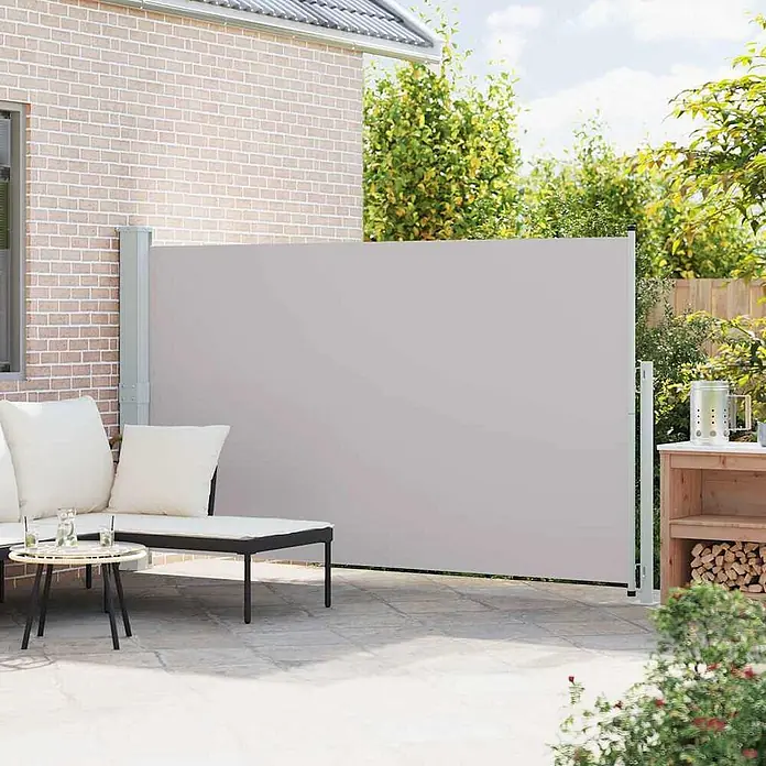 VidaXL Klemmmarkise - Breite: 3 m - Hellgraue ausziehbare Seitenmarkise auf einer Terrasse, die Privatsphäre bietet.