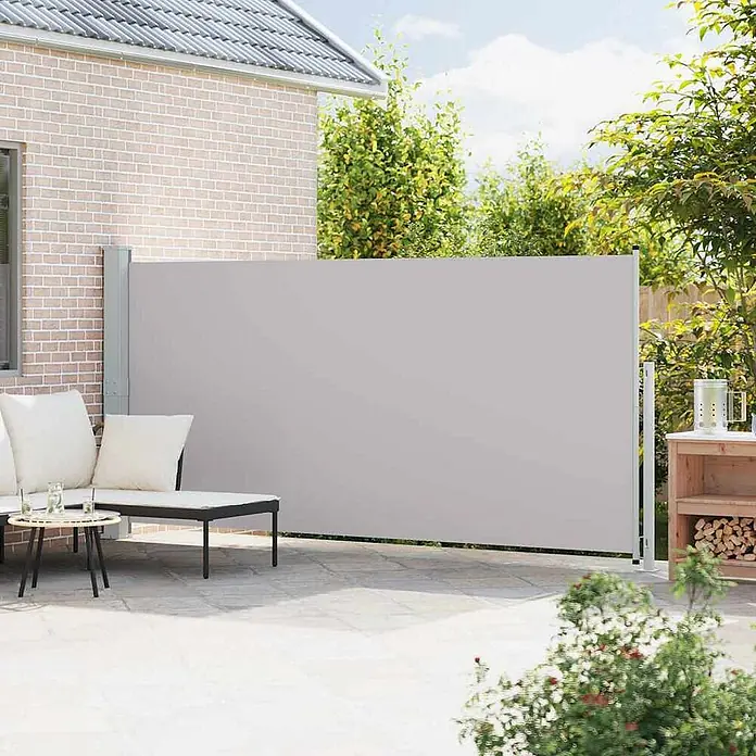 vidaXL Seitenmarkise Grau 500 x 180 cm Stoff -  - Graue ausziehbare Seitenmarkise auf einer Terrasse, bietet Privatsphäre für Sitzgelegenheiten. An Hauswand und freistehendem Pfosten befestigt.