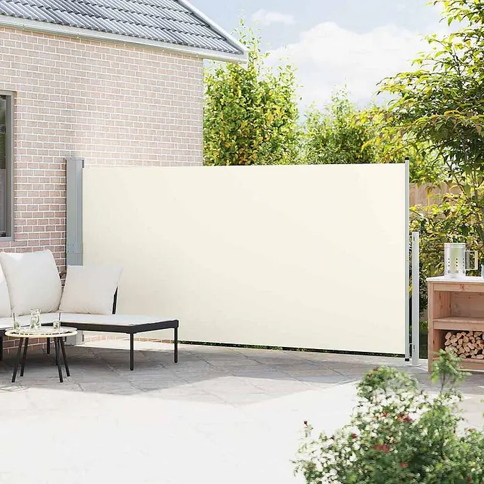 VidaXL Klemmmarkise - Crème, Breite: 5 m, Ausfall: 5 m - Cremefarbene Seitenmarkise auf einer Terrasse, die Privatsphäre für Sitzgelegenheiten im Freien bietet.