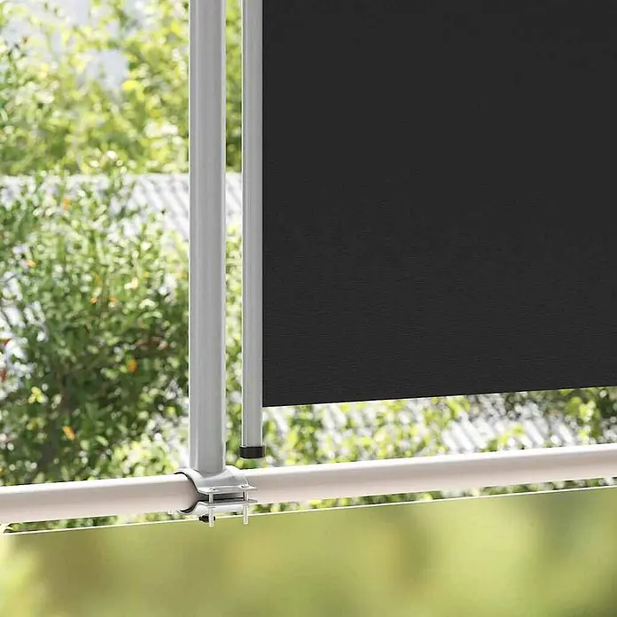 vidaXL Seitenmarkise Schwarz 300 x 300 x 140 cm Stoff -  - Schwarzer Outdoor-Rolloschutz mit hellgrauem Rahmen, an einem Balkongeländer befestigt.