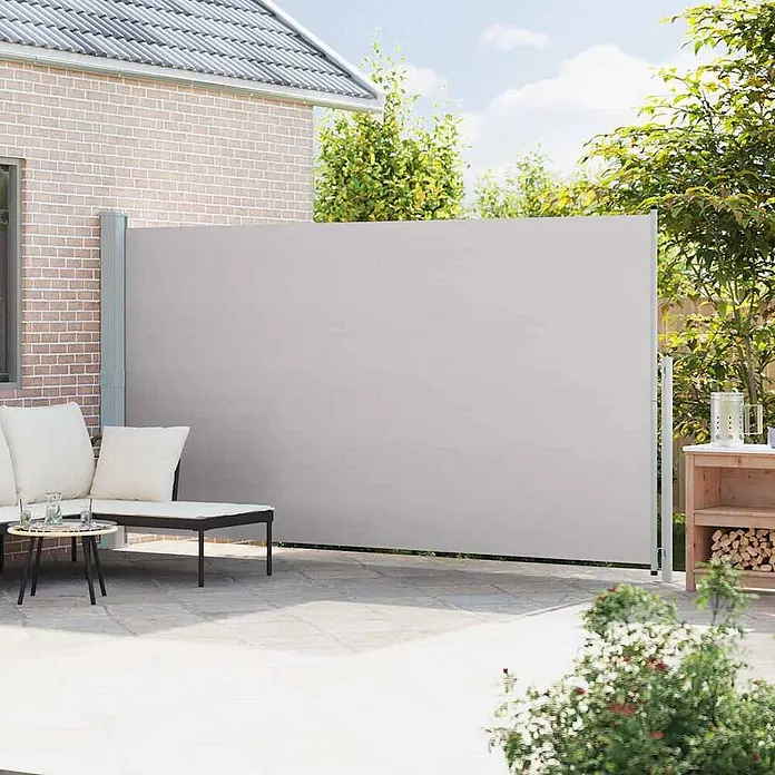 VidaXL Klemmmarkise - Breite: 5 m - Hellgraues ausziehbares Seitenmarkise auf einer Terrasse, das Sichtschutz und Schatten zwischen Haus und Garten bietet.