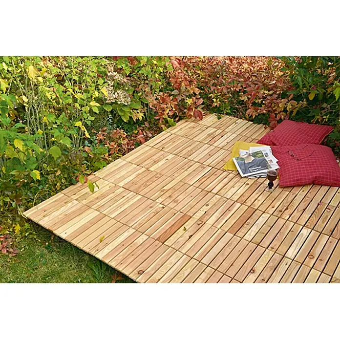 KlickflieseLärche, 30 x 30 x 3 cm, Braun, 1 Stk. - Ein einladender Außenbereich mit Holzfliesen, roten Kissen und einer Zeitschrift, ideal zum Entspannen im Garten.