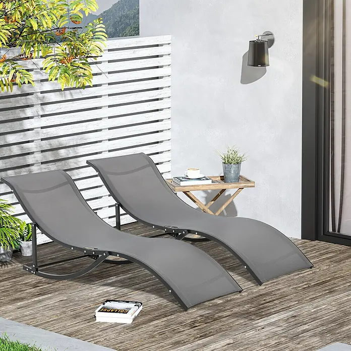 Furnicato Gartenliegen-Set - B x T: 61 x 165 cm, Dunkelgrau, Aluminium - Zwei graue Outdoor-Liegestühle mit dunklen Rahmen auf einer Holzterrasse, bereit zur Entspannung.