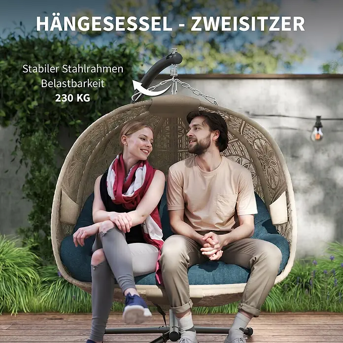 Furnicato Hängesessel - L x B x H: 132 x 126 x 172 cm, Stahl, Schwarz - Zweisitzer-Rattan-Hängesessel mit dunklen Polstern, in dem zwei Personen sitzen. Er hat einen stabilen Stahlrahmen und 230 kg Tragfähigkeit.
