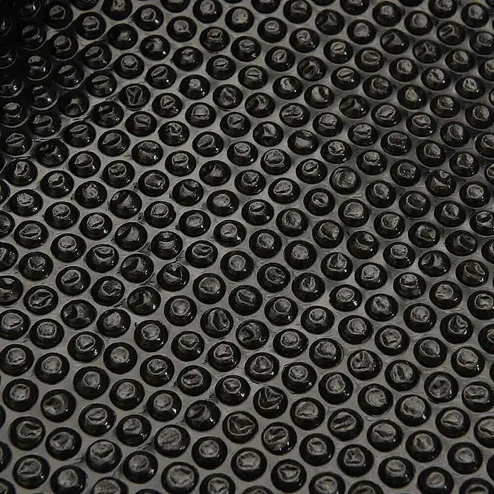 VidaXL Bodenschutzplane - Passend für: Rechteckiges Schwimmbecken, L x B: 260 x 160 cm, Material: Kunststoff - Nahaufnahme einer schwarzen Solar-Poolabdeckung mit runden Blasen zur Wärmespeicherung.
