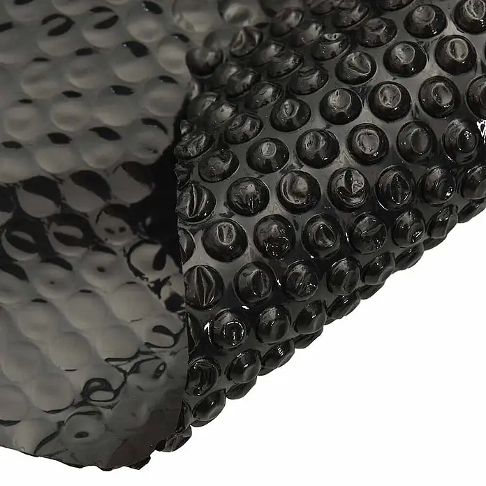 vidaXL Solarfolie für Pool Schwarz 600 x 400 cm Polyethylen -  - Nahaufnahme einer schwarzen, blasenförmigen Solar-Poolabdeckung, gefaltet, um ihre isolierende Oberfläche zu zeigen.
