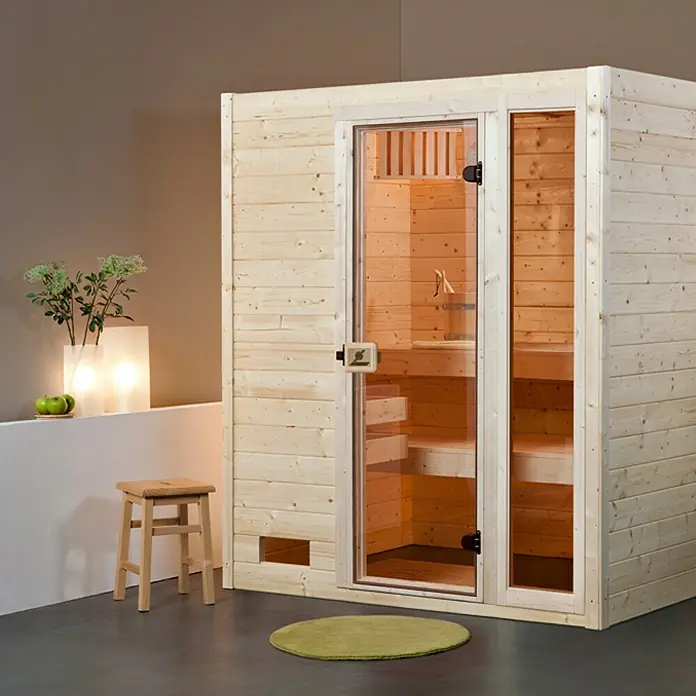 Weka Massivholzsauna Valida 3 GTF - L x B x H: 189 x 189 x 203,5 cm - Innenaufnahme einer Holzsauna mit Glastür, die die Holzbänke und traditionellen Sauna-Accessoires zeigt.