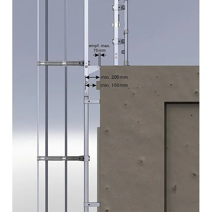 MUNK ortsfeste Steigleitern Edelstahl, 18,76m SH PG2 -  - Glassystem mit silbernen Beschlägen, an Wand montiert, mit Montageabmessungen.