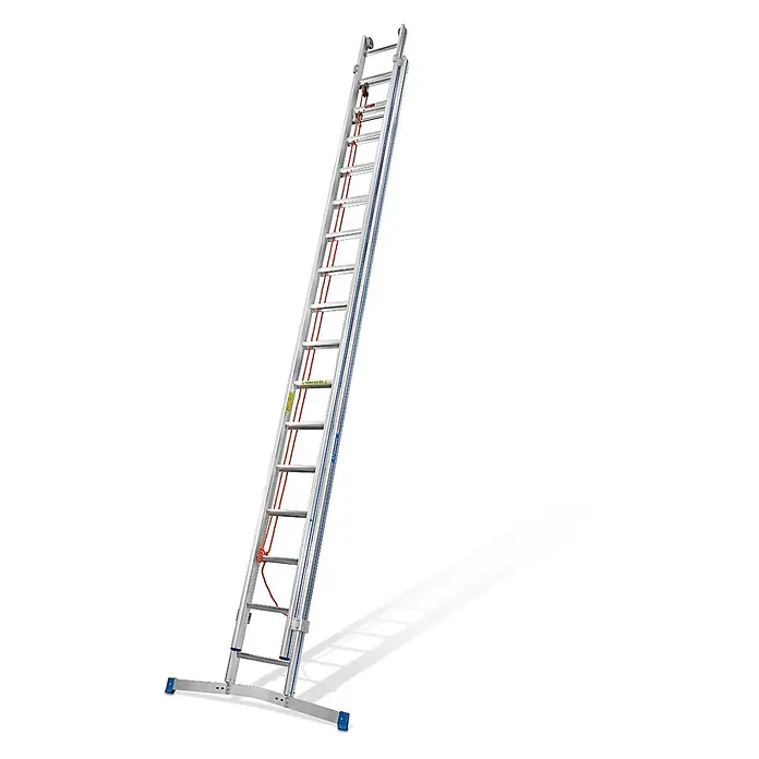 Mauderer Bavaria Seilzugleiter 960 mit gebogener Traverse 2x14 Dreikantsprossen -  - Silberne Aluminium-Anlegeleiter mit orangefarbenen Seilen und blauen Details, ausgestattet mit einem breiten Standfuß.
