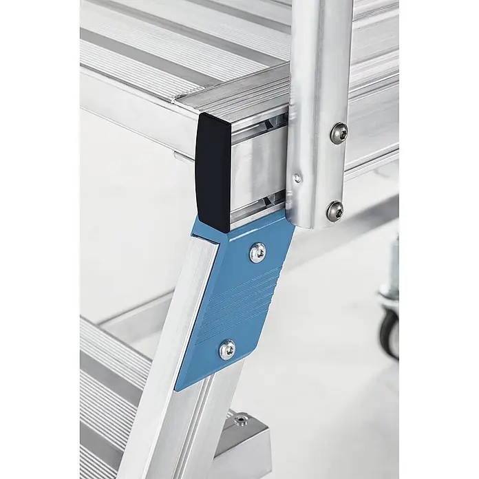 Zarges Podestleiter fahrbar mit 2x7 Leichtmetall-Stufen -  - Aluminium-Mehrzweckleiterteil mit blauer Verbindungsstrebe und schwarzer Gummikappe.