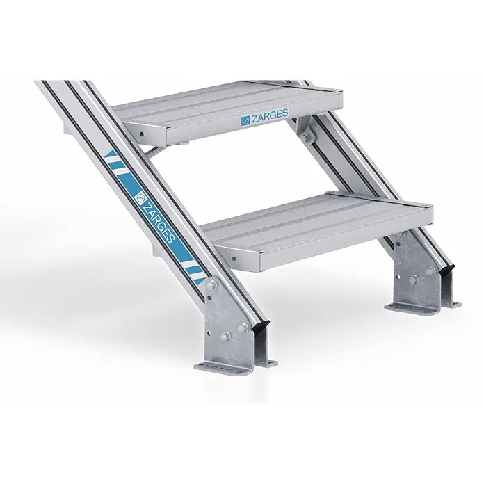 Zarges Überstieg 60° 1000mm Stufenbreite 5 Stufen -  - Zwei silbergraue ZARGES Aluminiumstufen mit abgewinkelten Seitenholmen und Grundplatten zur Montage, mit ZARGES Logo.