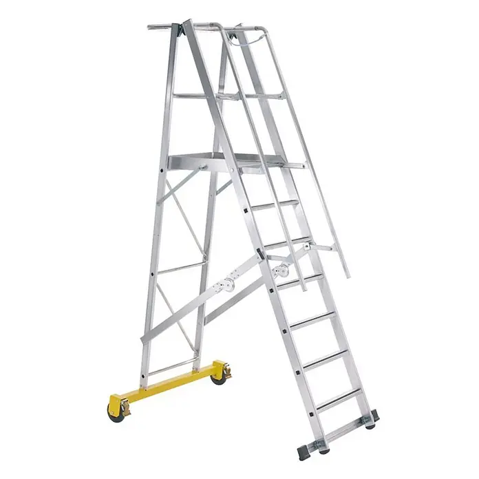 Iller Leiter Podestleiter Plattform zusammenlegbar mit dreiseitigem Sicherheitsgeländer 6 Stufen - Anzahl Tritte: 6 Stk., Arbeitshöhe: 3.600 m, Aluminium - Mobile Aluminium-Arbeitsplattform mit Stufen, einer oberen Plattform und gelben Rollen für einfache Verschiebung.