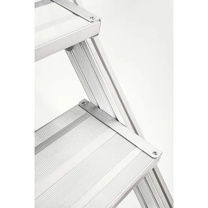 Zarges Überstieg 45° 600mm Stufenbreite 4 Stufen -  - Nahaufnahme von zwei geriffelten Aluminiumstufen einer Leiter oder Plattform mit sichtbaren Befestigungen.