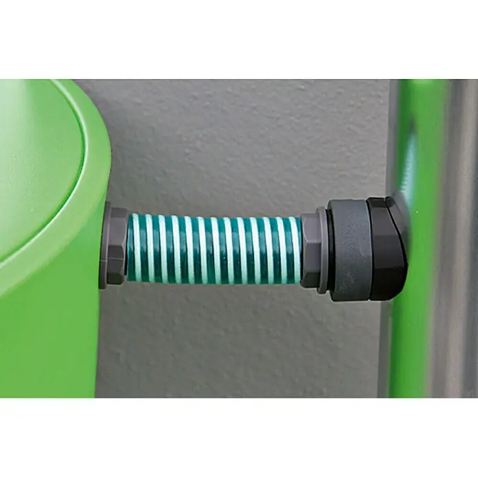 Regensammler EasyFix Comfort - Geeignet für: Fallrohre von Ø 80 bis 100 mm, Größe Anschluss: 1″ - Nahaufnahme eines grünen Schlauchstücks mit hellblauen Streifen, das an ein grünes und ein silbernes Objekt angeschlossen ist.