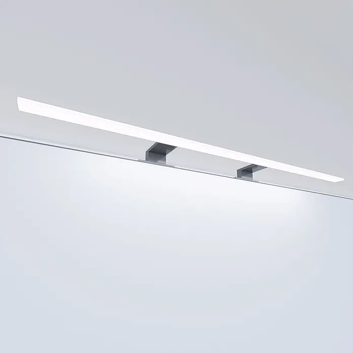 kalb LED Spiegelleuchte 80cm 3000K Chrom 4 Leuchtrichtungen -  - Weißer linearer LED-Lichtbalken mit zwei silbernen Metallhalterungen, wandmontiert.