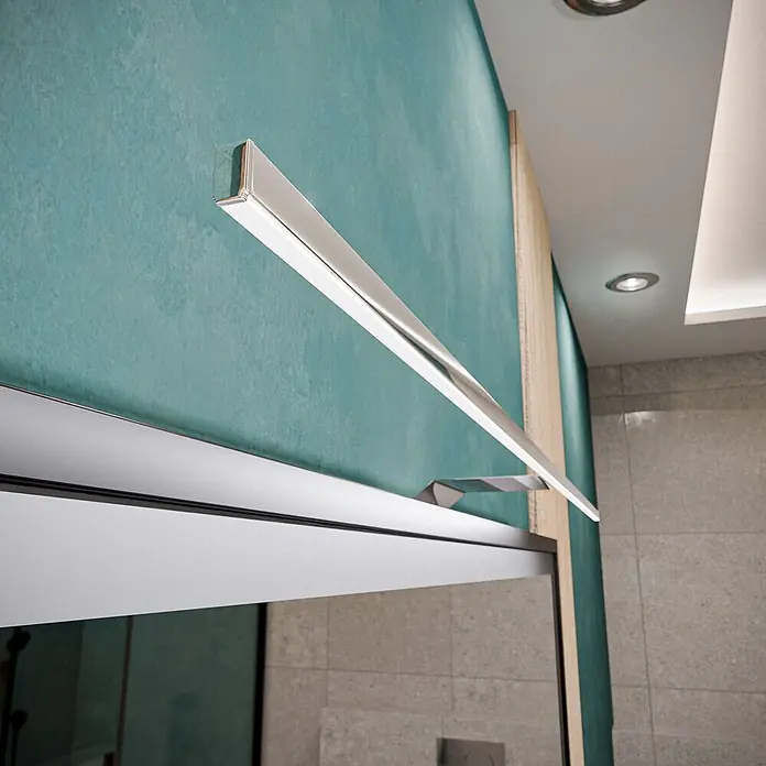 kalb LED Spiegelschrankleuchte Eloria 80cm 4000K Chrom -  - Lineare LED-Leuchte aus poliertem Chrom, horizontal über einem Spiegel an einer tealfarbenen Wand montiert.