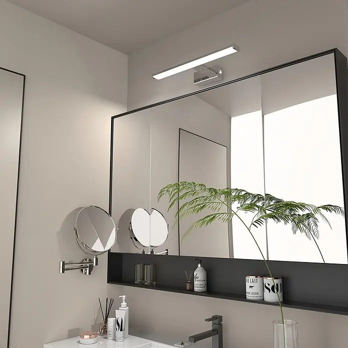 kalb LED Spiegelleuchte 50cm 4000K Chrom mit Schalter -  - Modernes Badezimmer mit großem Spiegelschrank, integriertem Regal für Pflegeprodukte, Wand-Kosmetikspiegel und Waschbeckenbereich.
