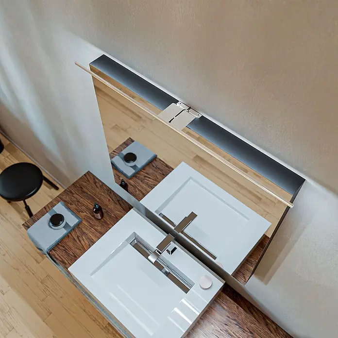 kalb LED Spiegelschrankleuchte Eloria 80cm 4000K Chrom -  - Moderner Doppelwaschtisch mit weißen Einbaubecken, dunkler Holzplatte, Chromarmaturen und großem Spiegel mit Beleuchtung im Bad.
