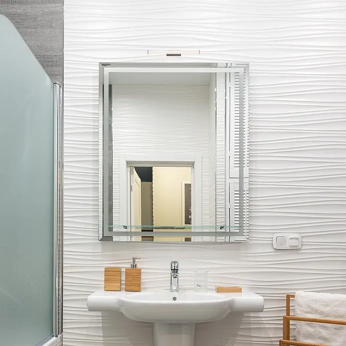 kalb LED Spiegelleuchte 30cm 3000K Chrom Rund -  - Modernes Badezimmer mit weißen Wellen-Wandfliesen, rechteckigem Spiegel und weißem Standwaschbecken mit Chromarmatur.