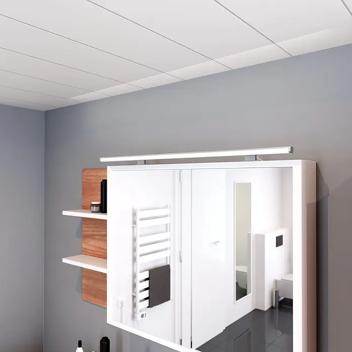 kalb LED Spiegelleuchte Lumenia 100cm 3000K Chrom 2in1 Montage -  - Weißer Spiegelschrank mit silberner LED-Lichtleiste, der ein modernes Badezimmerinterieur widerspiegelt.