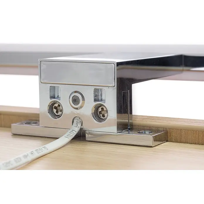 kalb LED Spiegelleuchte Sandro 41cm 3000K Chrom 3in1 Montage -  - Verchromte Metallhalterung mit sichtbaren Schrauben, auf Holz montiert, mit angeschlossenem weißem Kabel.