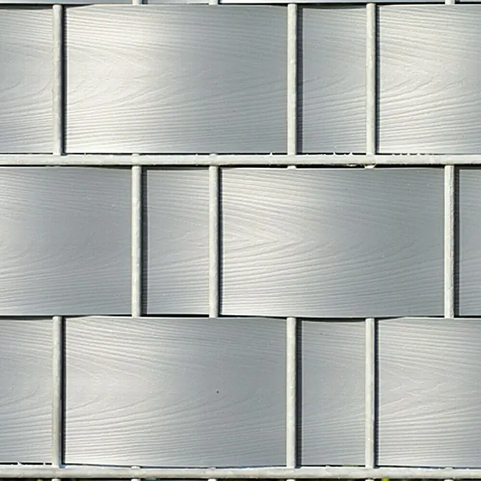 Videx Sichtschutzstreifen - Aluminium-Optik, 2 Stk., 200 x 9,5 cm - Nahaufnahme eines stilvollen, grauen Sichtschutzzauns mit horizontalen und vertikalen Elementen, die ein modernes Design erzeugen.
