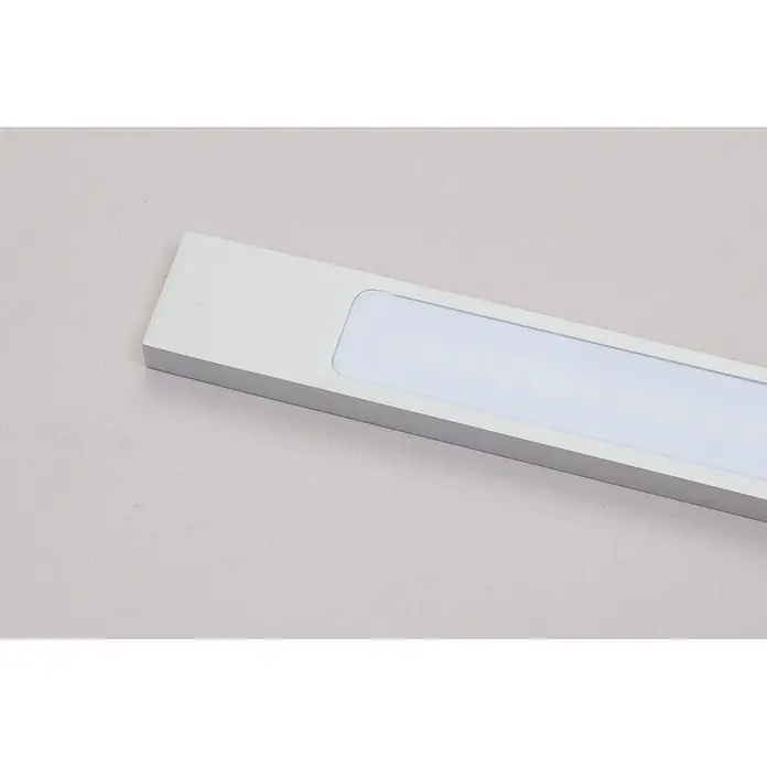 kalb LED Spiegelleuchte 60cm 3000K Silbergrau 3in1 Montage -  - Schlanke, rechteckige silberne LED-Lichtleiste mit sichtbaren LEDs hinter einem weißen Diffusor.