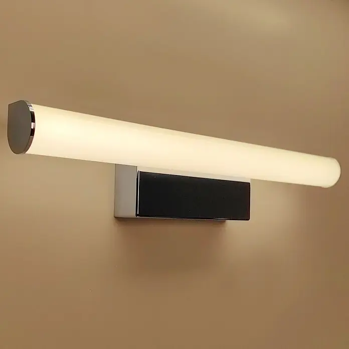 kalb LED Spiegelleuchte 40cm 3000K Chrom Rund -  - Beleuchtete lineare LED-Wandleuchte mit mattweißem zylindrischem Diffusor, Chrom-Endkappen und rechteckigem Sockel mit schwarzem Akzent.
