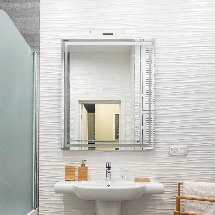 kalb LED Spiegelleuchte 40cm 3000K Chrom Rund -  - Modernes Badezimmer mit weißem Keramik-Waschbecken, Chromarmatur, rechteckigem Spiegel mit Beleuchtung und weißen strukturierten Wellenfliesen.