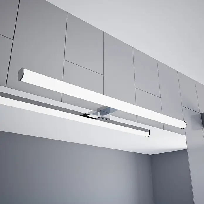 kalb LED Spiegelleuchte 60cm 4000K Chrom Tropfenform -  - Moderne lineare LED-Leuchte mit Chromdetails und weißen Diffusoren, über einem Spiegel montiert.