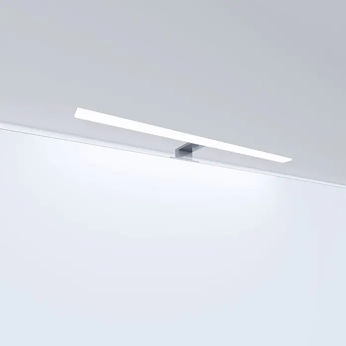 kalb LED Spiegelleuchte 60cm 3000K Chrom 4 Leuchtrichtungen -  - Silberne lineare LED-Leuchte mit weißem Diffusor, horizontal an einer Wand montiert, den Bereich darunter beleuchtend.