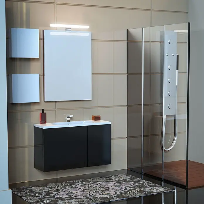 kalb LED Spiegelleuchte Mera 30cm 4000K Chrom -  - Modernes Bad mit schwarzem Waschtisch, weißem Waschbecken, Spiegel und Glasduschkabine mit Multi-Jet-Duschpaneel. Ein gemusterter Teppich liegt auf dem Boden.