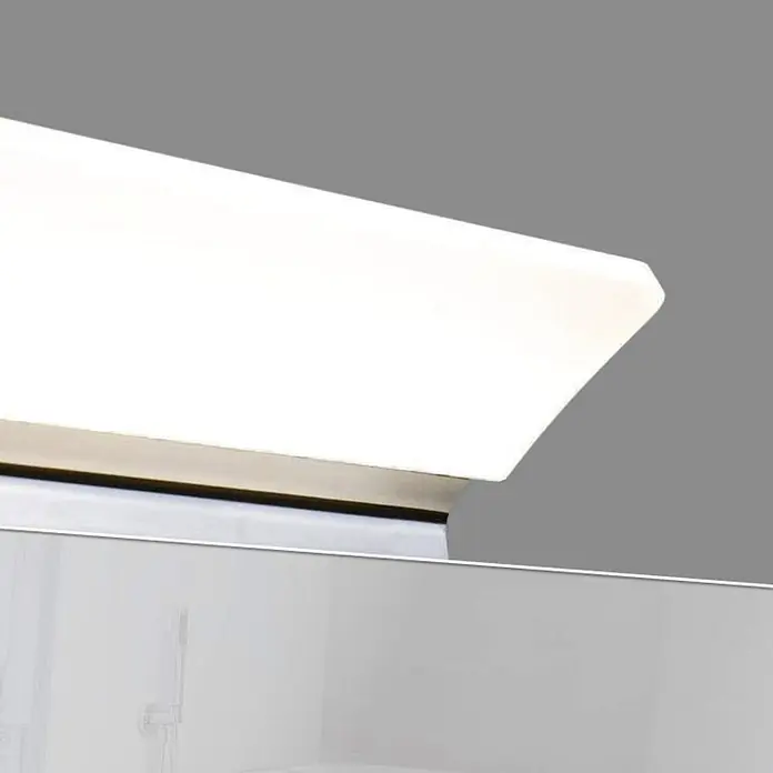 kalb LED Spiegelleuchte WhiteWave 60cm 4000K Chrom -  - Weiße lineare Leuchte mit Metallverkleidung, über einem durchscheinenden Paneel montiert.