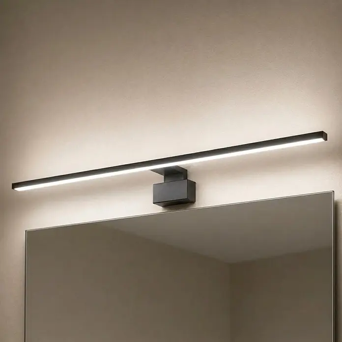 kalb Material für Möbel LED-Spiegelleuchte Feuchtraum/Badezimmer - 12 W, L x B x H: 80 x 10,5 x 3,6 cm, Schwarz - Eine schwarze lineare LED-Spiegelbeleuchtung über einem Spiegel montiert.