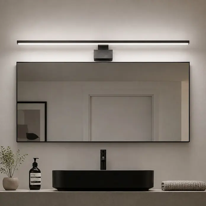kalb Material für Möbel LED-Spiegelleuchte Feuchtraum/Badezimmer - 12 W, L x B x H: 80 x 10,5 x 3,6 cm, Schwarz - Modernes Badezimmer mit schwarz gerahmtem Spiegel, schlanker linearer LED-Leuchte, schwarzem Aufsatzwaschbecken und passendem schwarzen Wasserhahn.