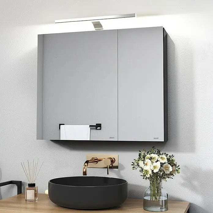 kalb Material für Möbel LED-Spiegelleuchte Innen - 3,7 W, L x B x H: 34 x 18,5 x 4 cm, Silbergrau - Wandmontierter, zweitüriger Spiegelschrank mit integriertem Handtuchhalter in einem modernen Badezimmer.